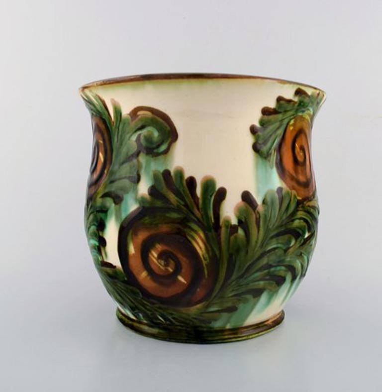 Kähler, Denmark, large glazed stoneware vase or flower pot holder, 1920s.
Beautiful cow horn glaze.
Stamped.
Measures: 20.5 x 18.5 cm.
In perfect condition.