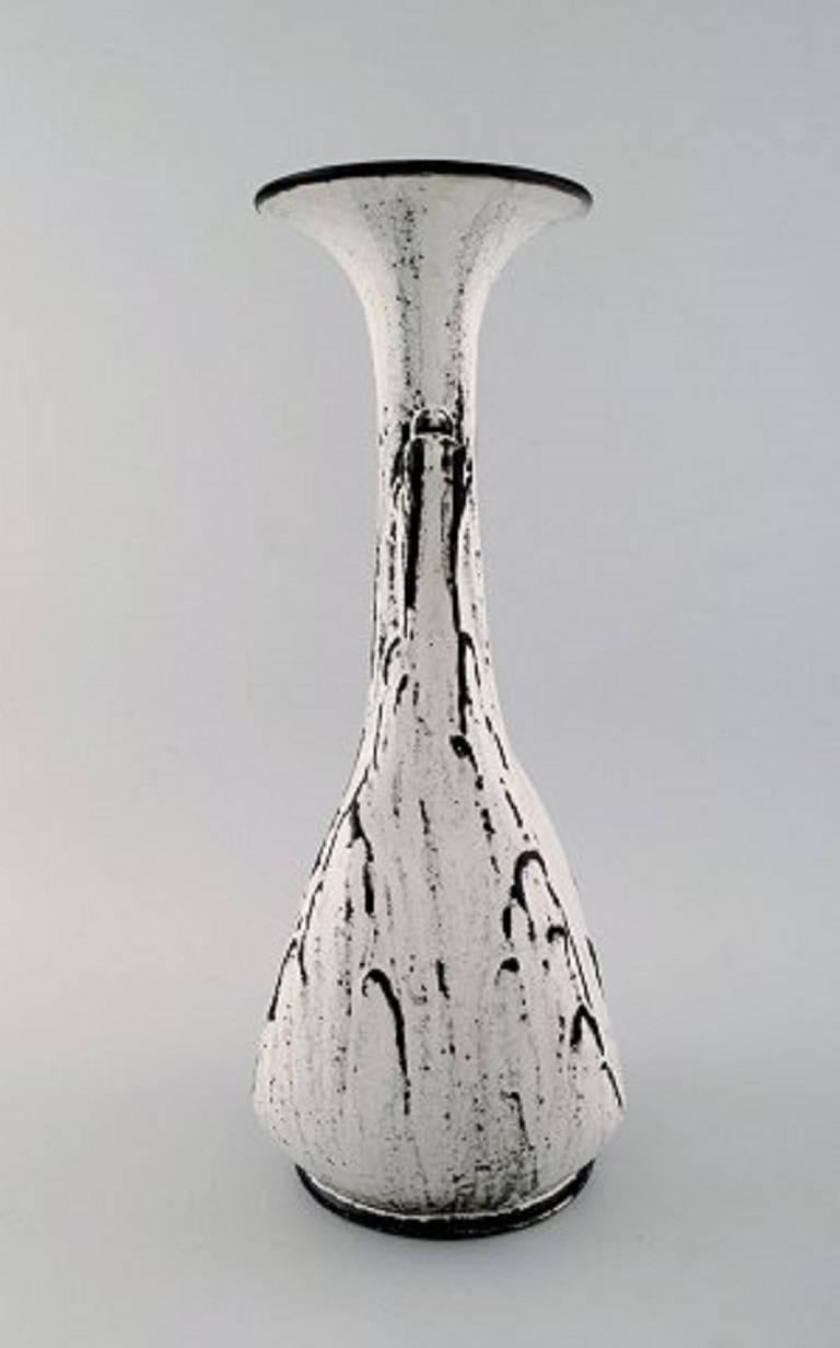Kähler, Denmark, large glazed vase, 1930s.
Designed by Svend Hammershøi.
Glaze in black and gray.
Measures: 32 x 15 cm.
Stamped.
In perfect condition.