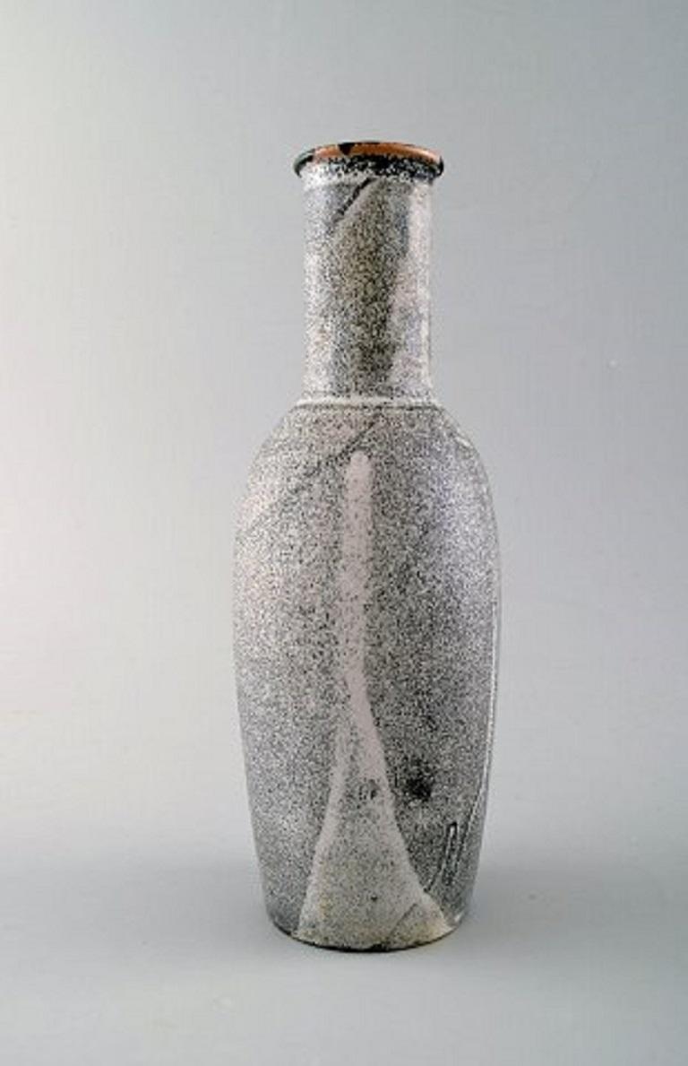 Kähler, Denmark, large glazed vase, 1930s.
Designed by Svend Hammershøi.
Double glaze in black and gray.
Measures: 22.5 x 8.5 cm.
Stamped.
In perfect condition.