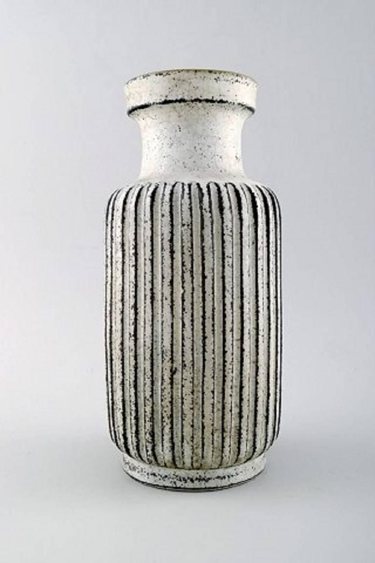 Kähler, Denmark, large glazed vase, 1930s. Rare form.
Designed by Svend Hammershøi.
Double glaze in black and gray.
Measures: 22.5 x 11 cm.
Stamped.
In perfect condition.