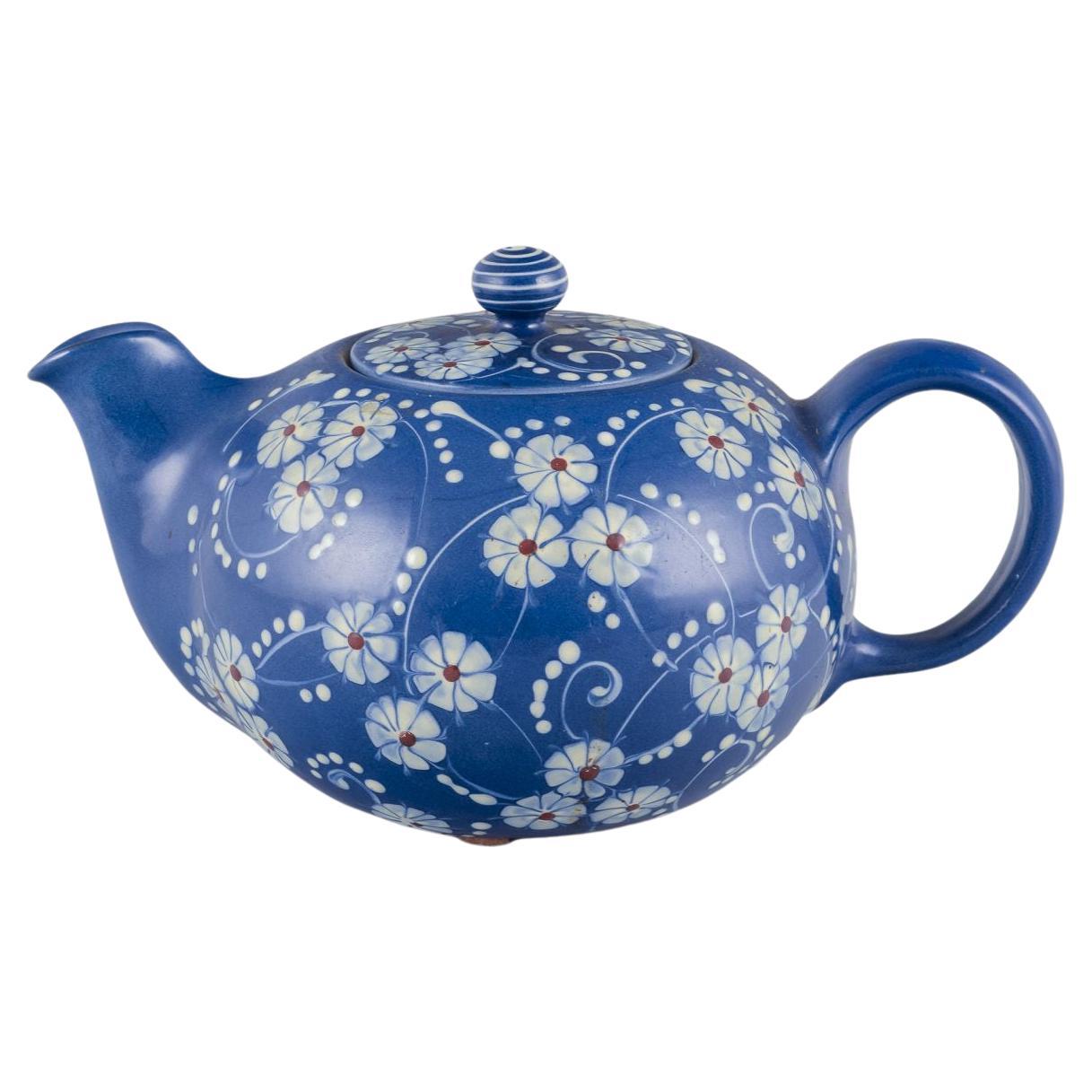 Kähler, Denmark. Large "Marguerite" teapot with blue glaze and white flowers. en venta