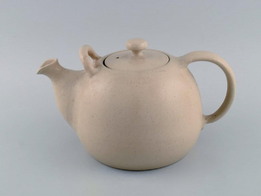 Kähler, Denmark. Large teapot in glazed ceramics. Beautiful glaze in sand shades. 1960s.
Measures: 28 x 15.5 cm.
Signed: HAK.
In excellent condition.