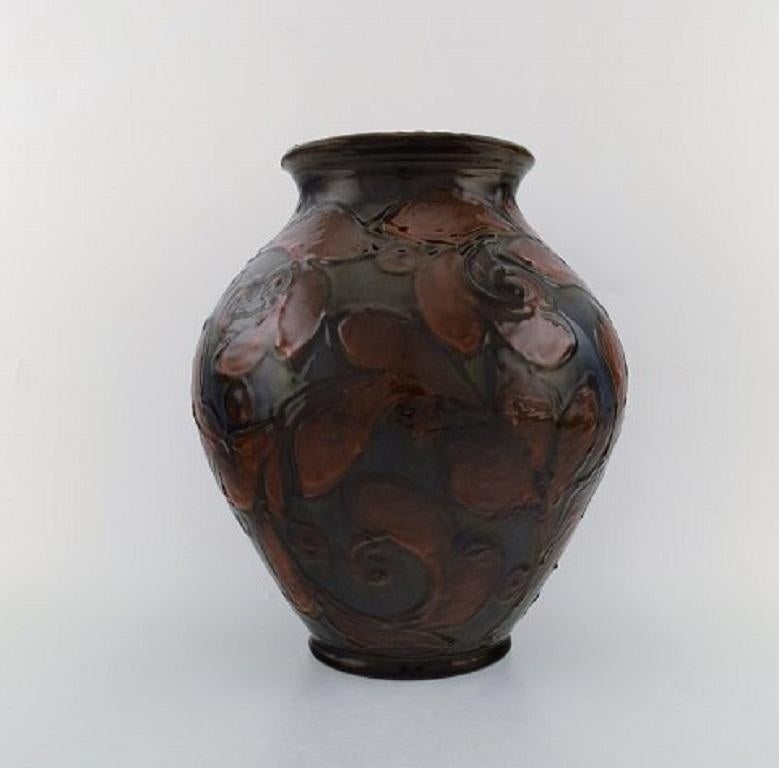 Kähler, Denmark. Large vase in glazed ceramics. Maroon leaves on blue base, 1930s-1940s.
Measures: 31 x 27.5 cm.
Stamped.
In very good condition.