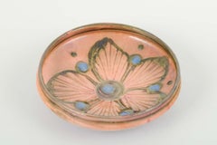 Kähler, Dänemark. Kleine Schale aus rosa Glasur mit handgemaltem Blumenmotiv