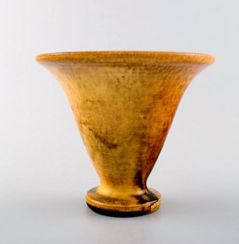 Kähler, Denmark, Svend Hammershøi, glazed stoneware vase.
In perfect condition.
Beautiful uranium yellow glaze.
Stamped.
Measures: 13 cm. x 11.5 cm.