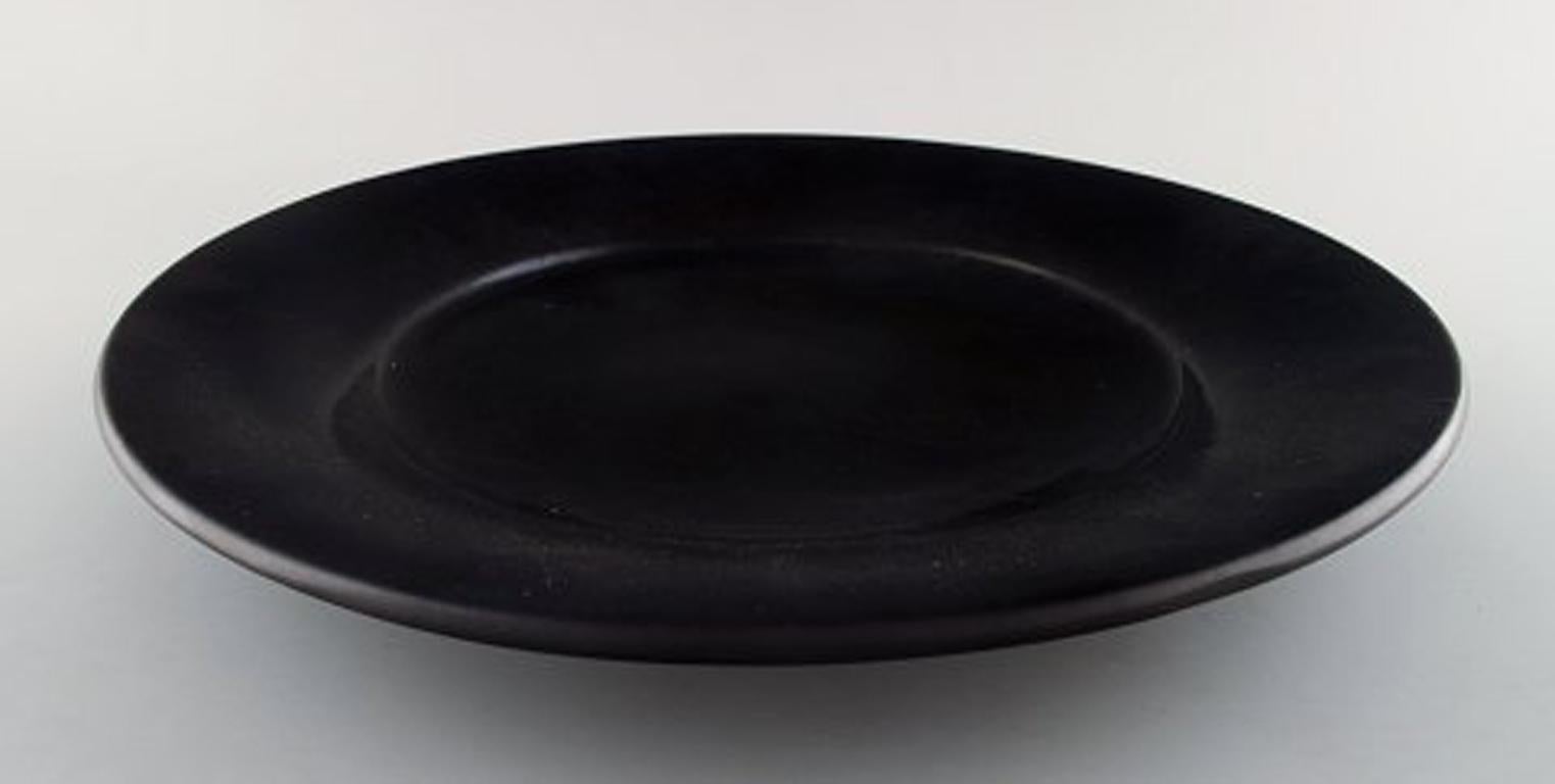 Kähler, Denmark, Svend Hammershøi, large glazed stoneware dish, 1930s.
In perfect condition.
Beautiful black glaze.
Stamped.
Measures: 33.5 x 4.5 cm.