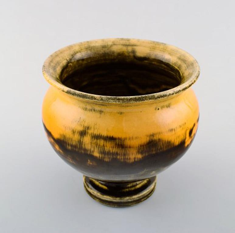 Kähler, Denmark, Svend Hammershoi, glazed stoneware vase.
In perfect condition.
Beautiful yellow glaze.
Marked.
Measures 13.5 x 13.5 cm.