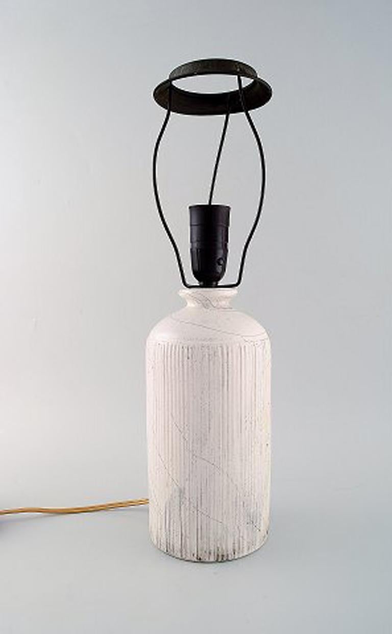 Kähler, Dänemark, Tischlampe aus glasiertem Steingut, 1930er Jahre.
Entworfen von Svend Hammershøi.
Schöne grau-schwarze Doppelglasur.
Maße: 26 x 13,5 cm (ohne Sockel)
Gestempelt.
In sehr gutem Zustand.