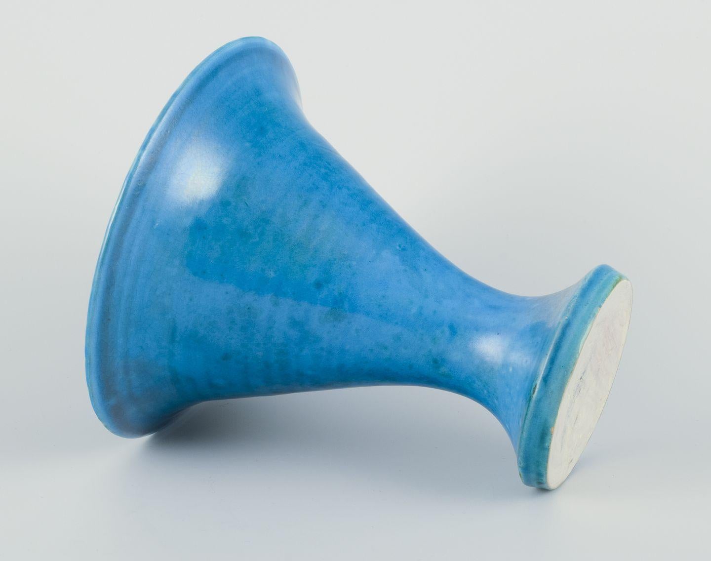 Kähler, Denmark. Trumpet-shaped ceramic vase, turquoise glaze. In Excellent Condition For Sale In Copenhagen, DK
