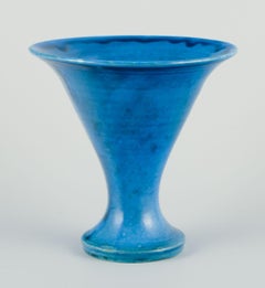 Kähler, Dinamarca. Jarrón de cerámica en forma de trompeta, vidriado turquesa.