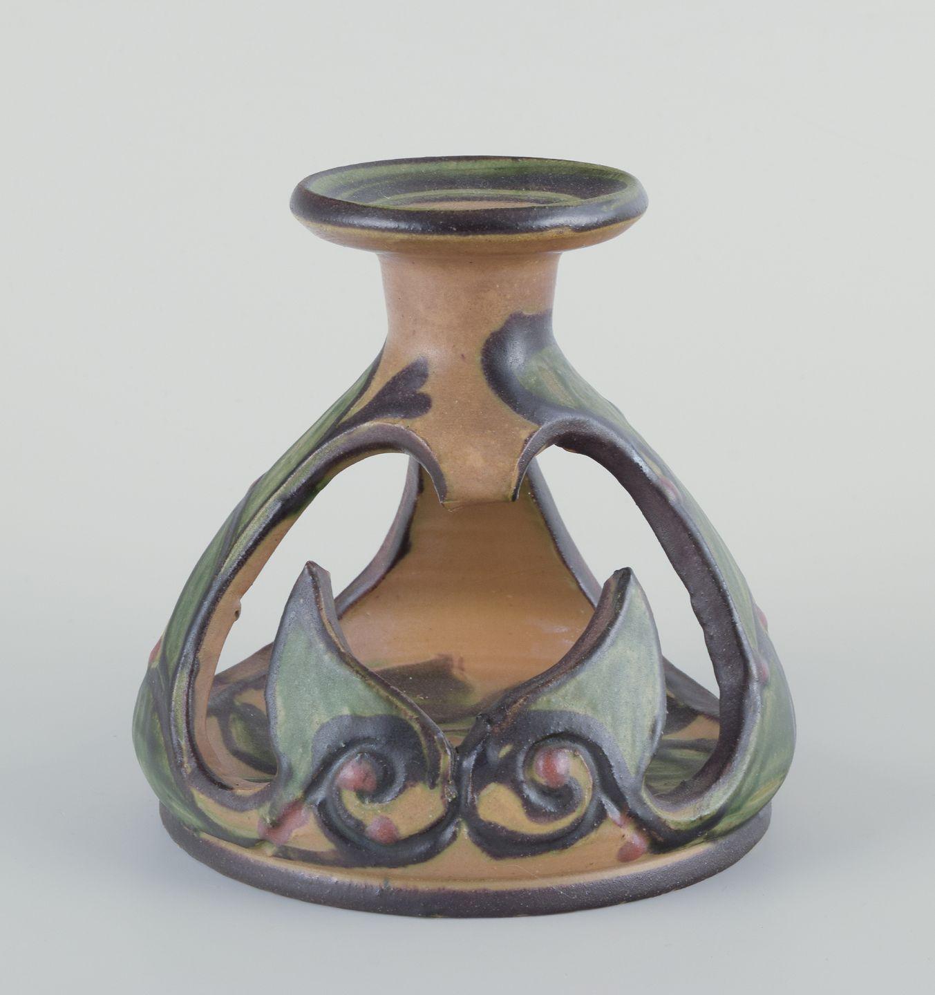 GEBRAUCHTWAREN SIND FÜR KUNDEN IN DEN USA, GROSSBRITANNIEN, AUSTRALIEN UND KANADA VON DEN EINFUHRZÖLLEN BEFREIT.   
DAHER FALLEN FÜR IHREN KAUF KEINE EINFUHRZÖLLE AN. 

Kähler, Dänemark. Zwei Jugendstil-Keramik-Kerzenleuchter.
Mit Blattwerk