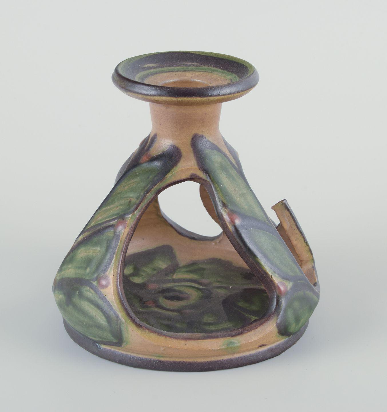 Kähler, Dänemark. Zwei Jugendstil-Keramik-Kerzenhalter mit Laubdekor. (Art nouveau) im Angebot