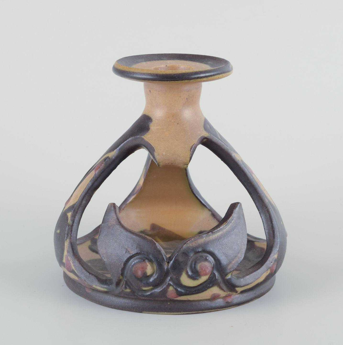 Kähler, Dänemark. Zwei Jugendstil-Keramik-Kerzenhalter mit Laubdekor. (Glasiert) im Angebot