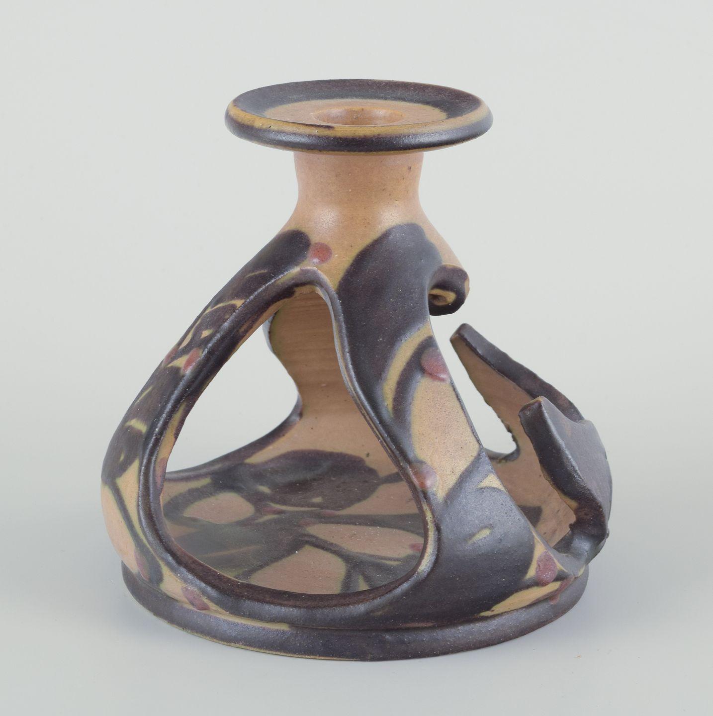 Kähler, Dänemark. Zwei Jugendstil-Keramik-Kerzenhalter mit Laubdekor. im Zustand „Hervorragend“ im Angebot in København, Copenhagen