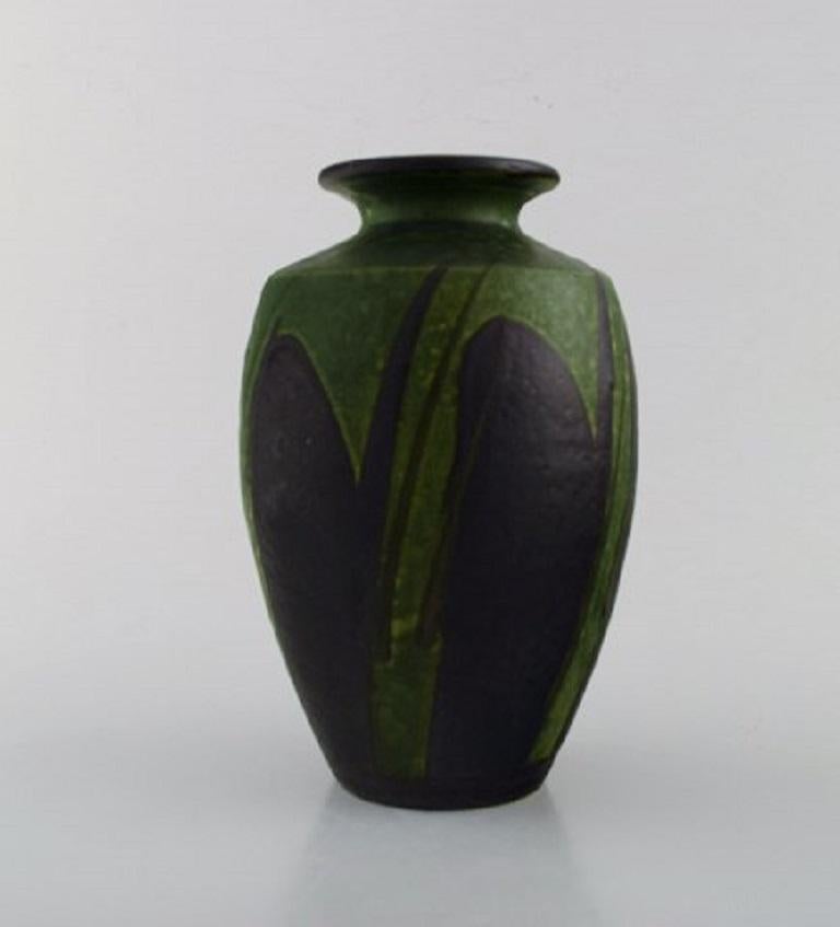 Kähler, Denmark. Vase in glazed ceramics. Beautiful glaze in green and black shades, 1930s-1940s.
Measures: 18.5 x 12.5 cm.
Stamped.
In very good condition.