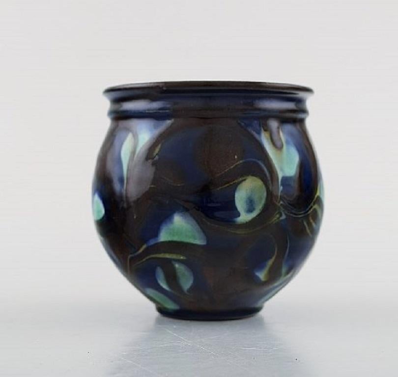Kähler, Denmark. Vase in glazed ceramics. Beautiful glaze in blue and turquoise shades, 1930s-1940s.
Measures: 8.5 x 8.5 cm.
Stamped.
In very good condition.

 