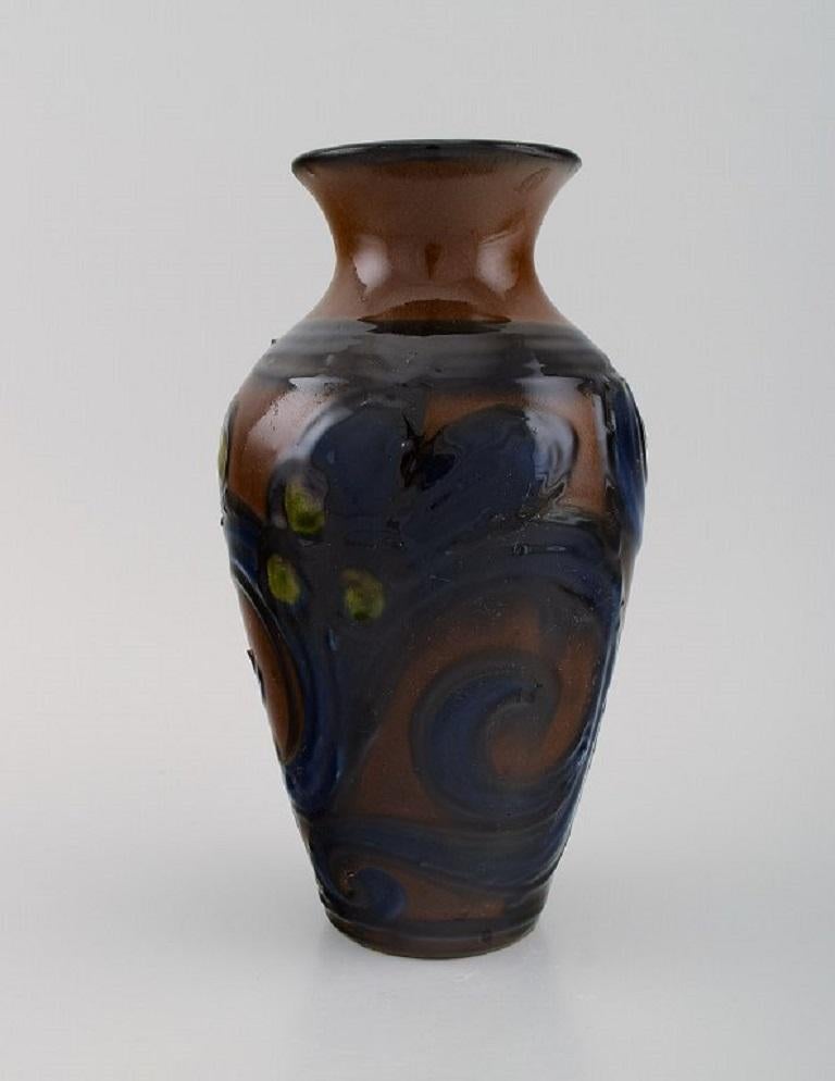 Kähler, Denmark. Vase in glazed stoneware. Blue foliage on a brown background. 1930s / 40s.
Measures: 24 x 14 cm.
Stamped.
In excellent condition.