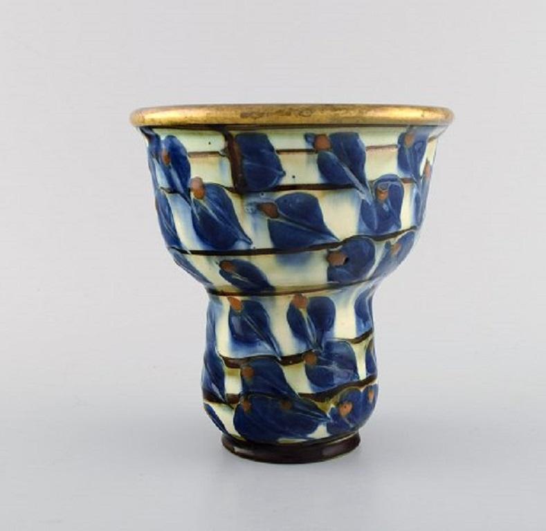 Kähler, Denmark. Vase in glazed stoneware with brass mounting. Blue flowers on a cream-colored background, 1930s-1940s.
Measures: 15.5 x 14.5 cm.
Signed.
In excellent condition.