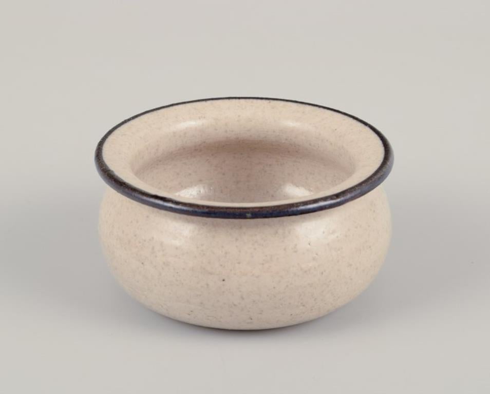 Kähler. Quatre petits bols en céramique. Glaçage dans des tons sableux avec un bord noir.
Vers 1970.
Marqué.
En parfait état.
Dimensions : D 6,0 cm x H 3,0 cm.
