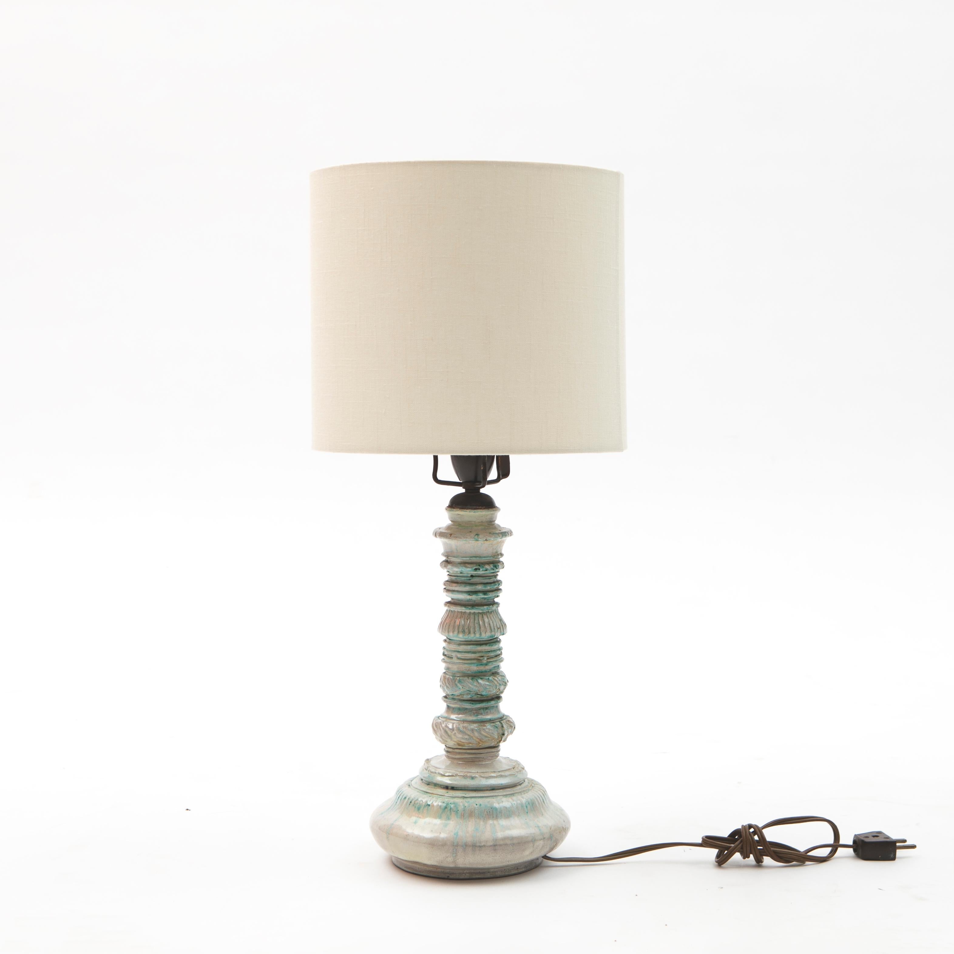 Rare table lamp by Svend Hammershøi for Kähler, Denmark, 1930-1950.
Glazed stoneware features light gray and turquoise colors.

Height to socket: 30 cm.
Diameter lamp foot: 17 cm.