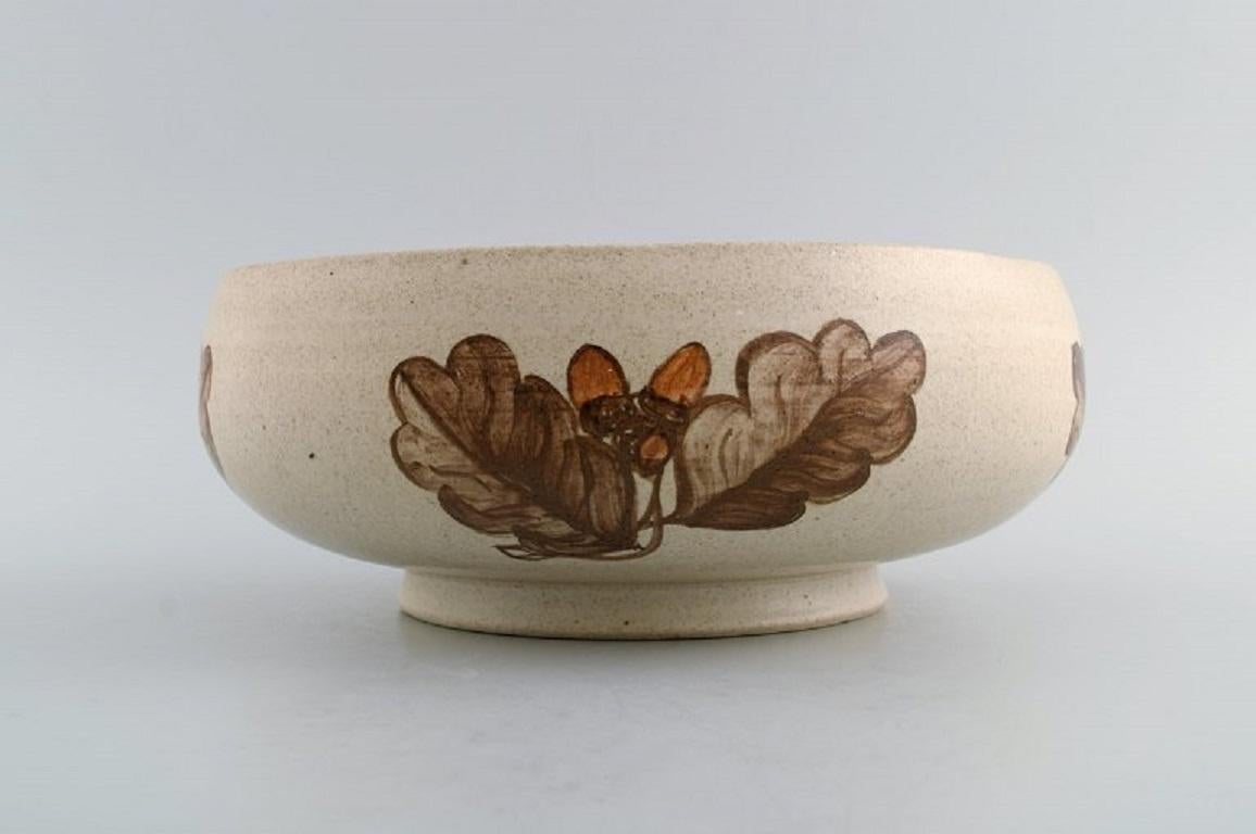 Kähler, HAK. Glazed ceramic bowl with hand-painted leaves and acorns. 1960s.
Measures: 23.5 x 8.5 cm.
In excellent condition.
Signed.