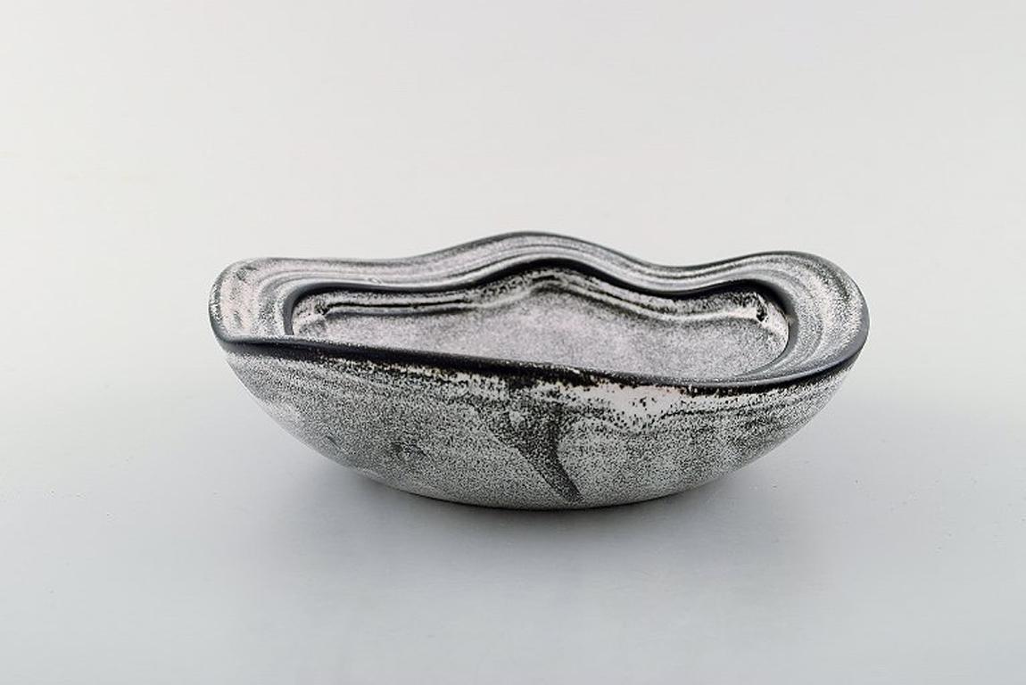 Kähler, HAK, glazed stoneware bowl, 1960s.
Designed by Nils Kähler. Beautiful gray black double glaze.
Measures: 19.5 x 5.5 cm.
Stamped.
In very good condition.