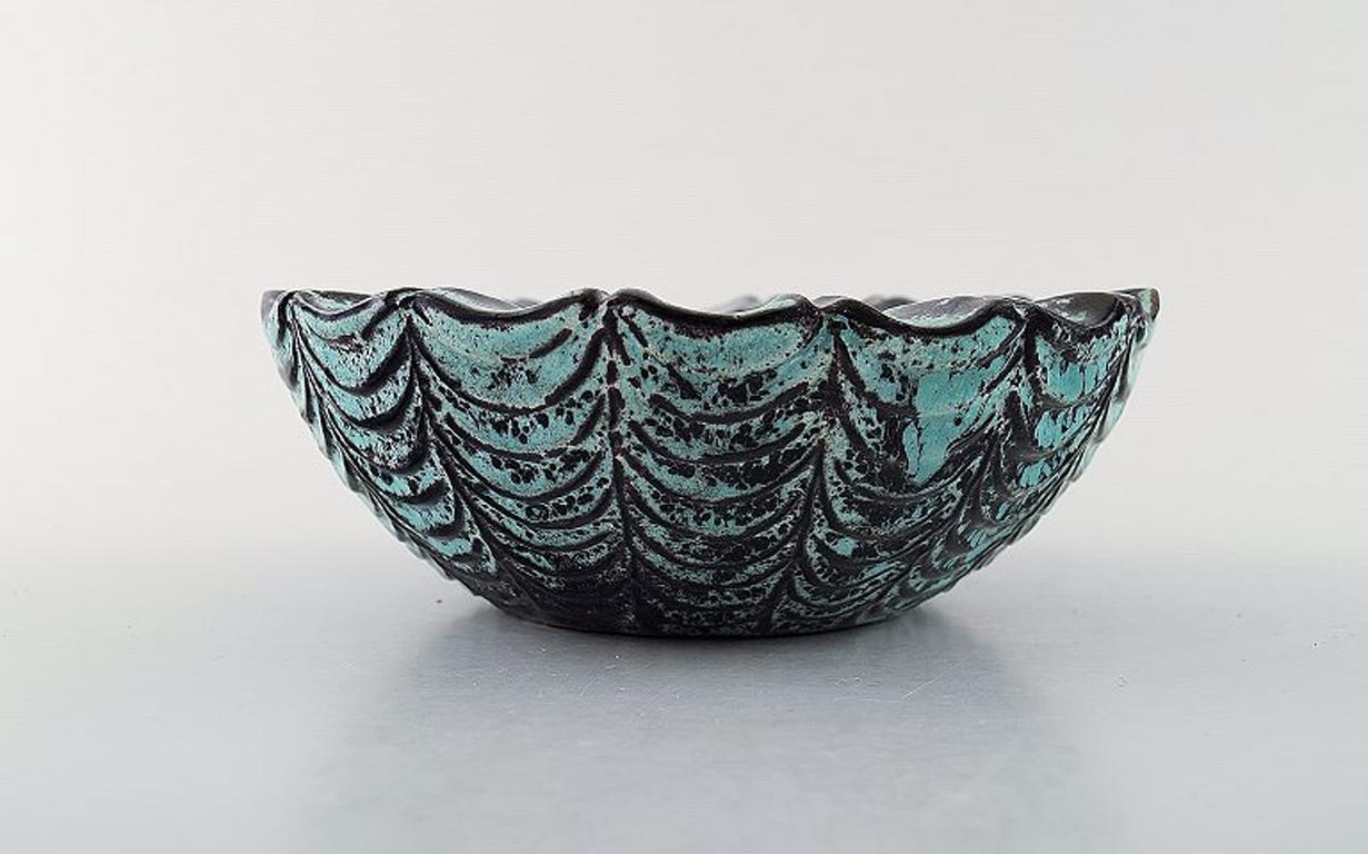 Kähler, Denmark, glazed bowl in stoneware, 1960s.
Designed by Nils Kähler. Beautiful green black double glaze.
Measures: 15.5 x 5.5 cm.
Stamped.
In very good condition