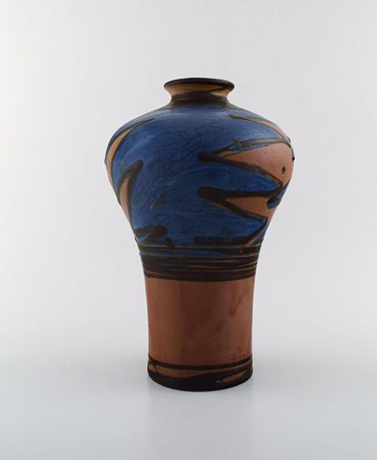 Kähler, HAK, glazed stoneware vase in modern design.
1930s-1940s. Cow horn technique. Blue flowers on brown background.
Stamped.
Measures: 26,5 x 17 cm.
In perfect condition.