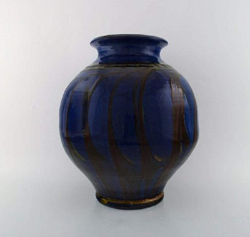 Kähler, HAK, glazed stoneware vase in modern design, 1930s-1940s. Beautiful glaze in black and blue shades.
Stamped.
Measures: 34 x 30 cm.
In very good condition.

 