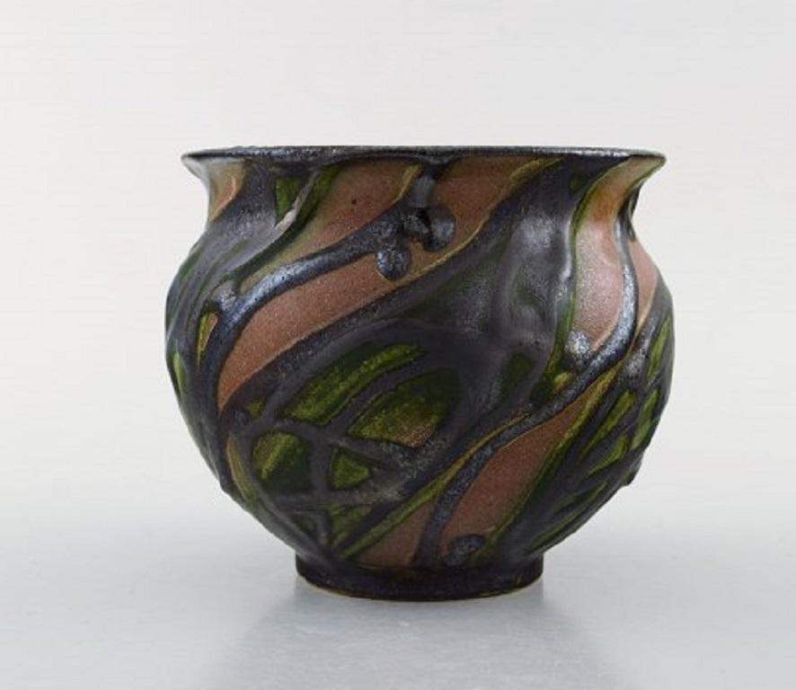 Kähler, HAK, glazed stoneware vase in modern design, 1930s-1940s. Leaves and branches on brown background.
Stamped.
Measures: 13 x 10 cm.
In very good condition.
 
 