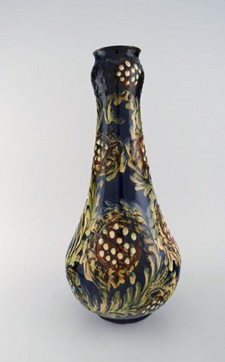 Kähler, HAK. Large vase in glazed stoneware. Flowers on blue background, 1930s-1940s.
Measures: 42.5 x 19 cm.
Signed.
In excellent condition.