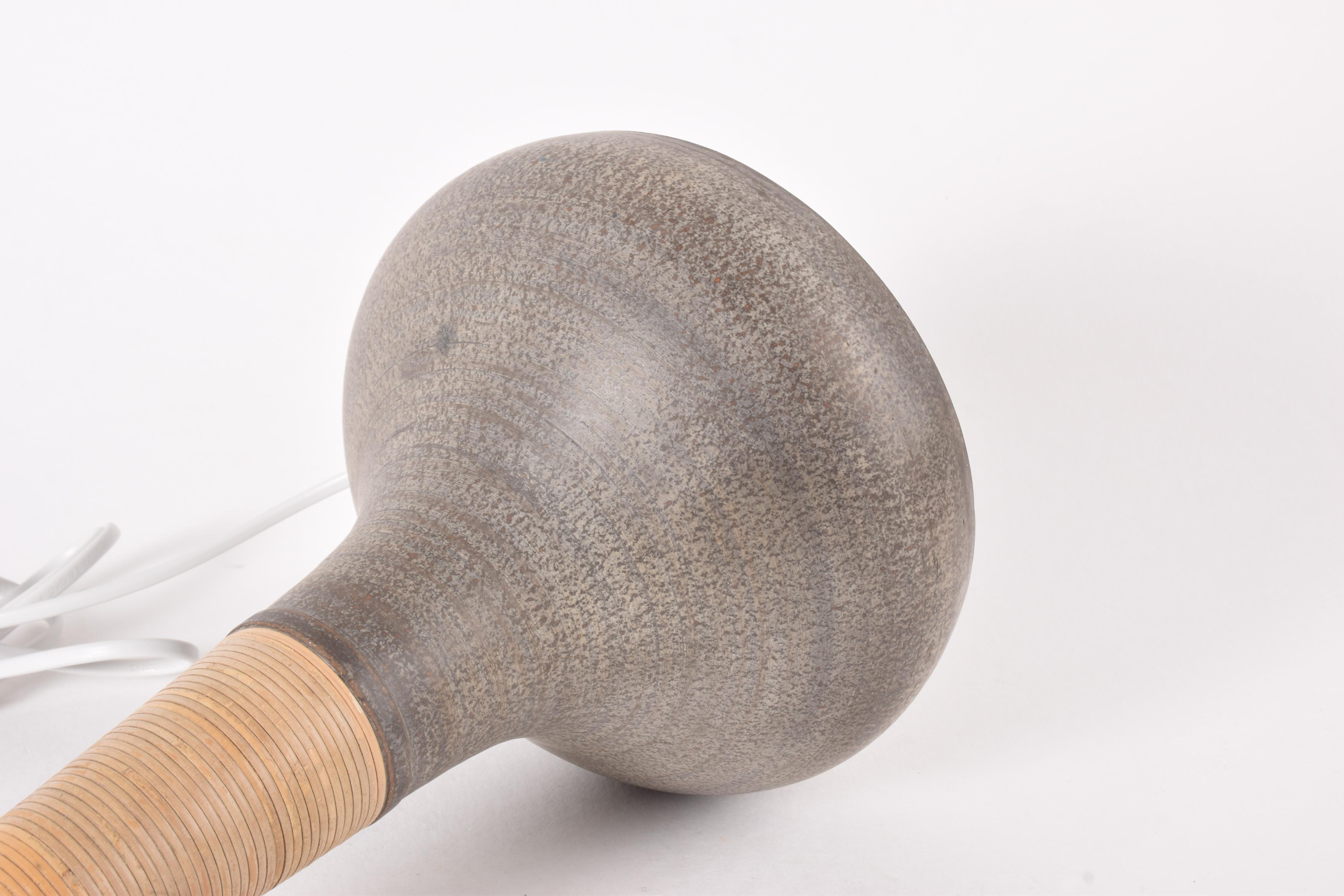 Metà XX secolo Lampada da tavolo alta Kähler HAK Le Klint Marrone con canna e ottone Ceramica danese anni '60 in vendita