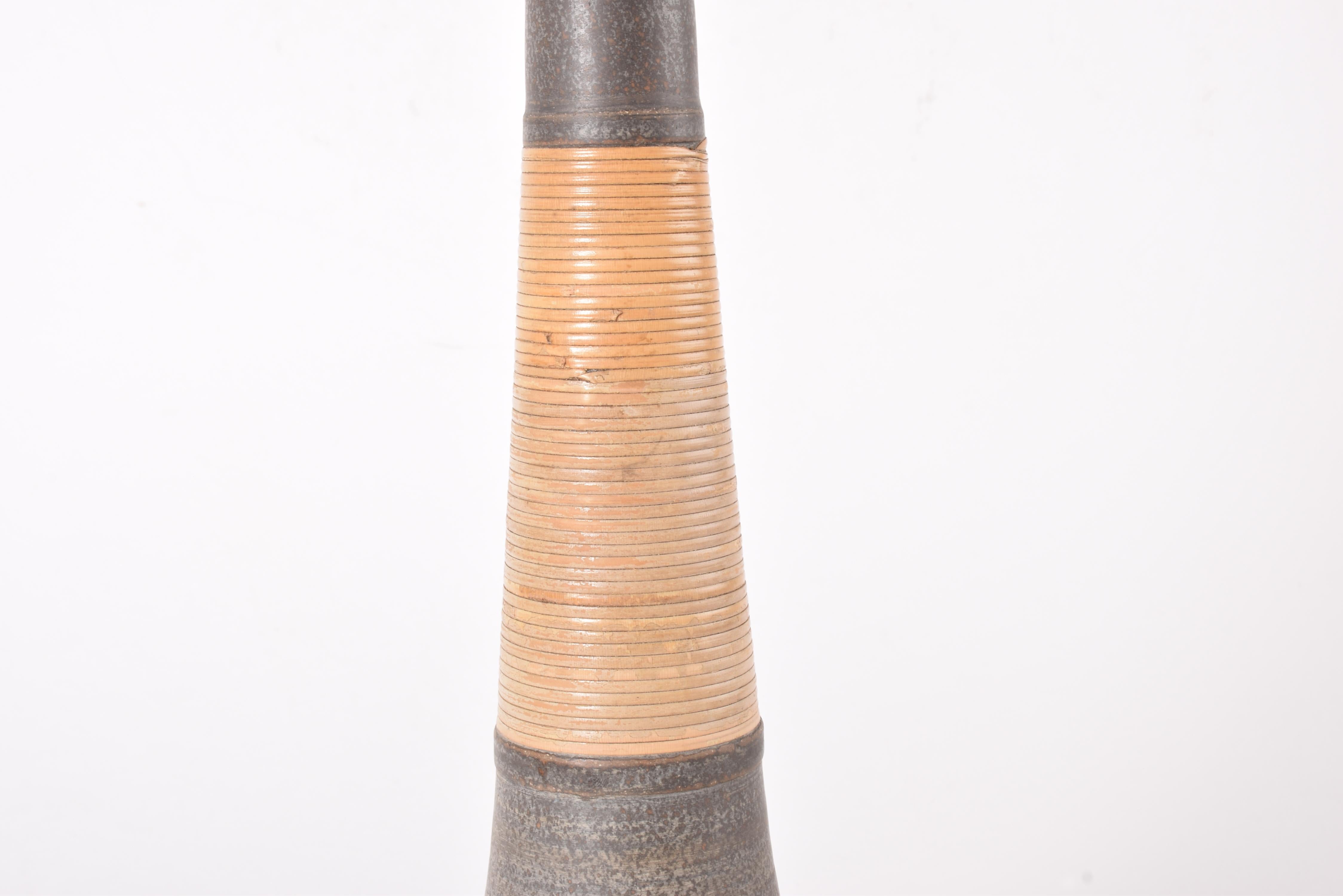 Lampada da tavolo alta Kähler HAK Le Klint Marrone con canna e ottone Ceramica danese anni '60 in vendita 1