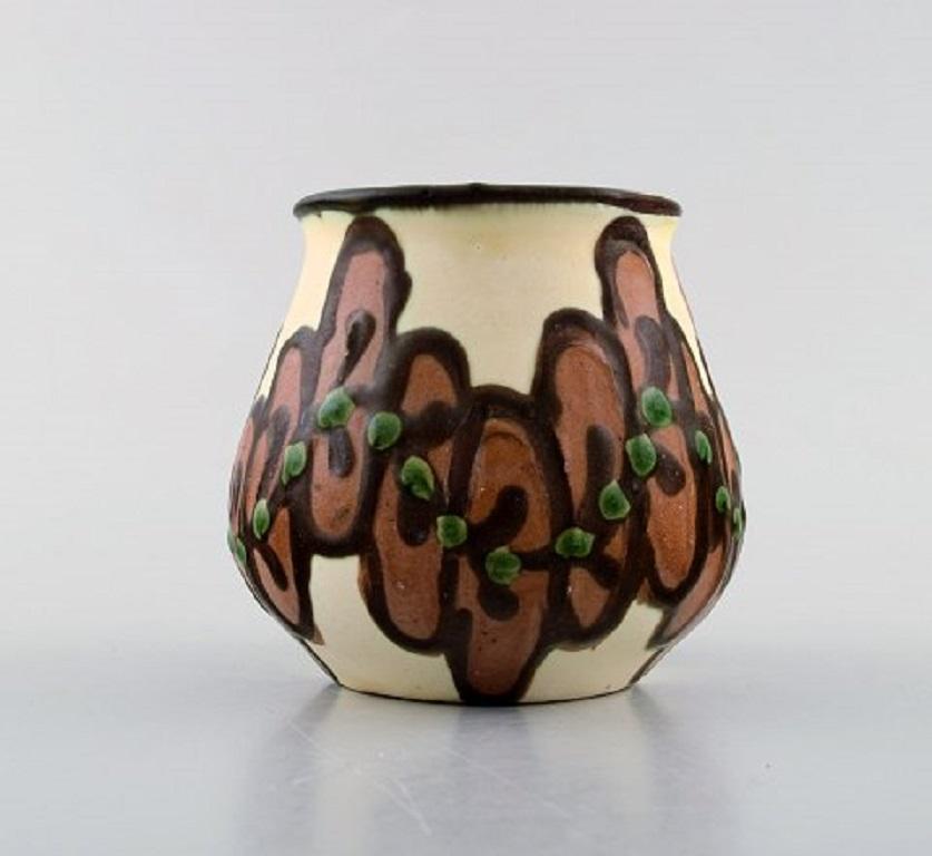 Kähler, HAK. Vase en céramique émaillée. Fleurs marron sur base claire. années 1930-1940.
Mesures : 9.5 x 9 cm.
Estampillé.
En très bon état.

   