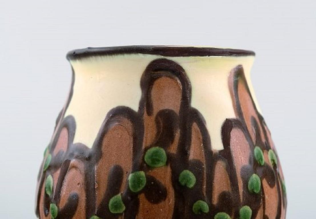 Art déco Kähler:: HAK:: Vase en céramique émaillée:: fleurs marron sur base claire:: années 1930-1940 en vente