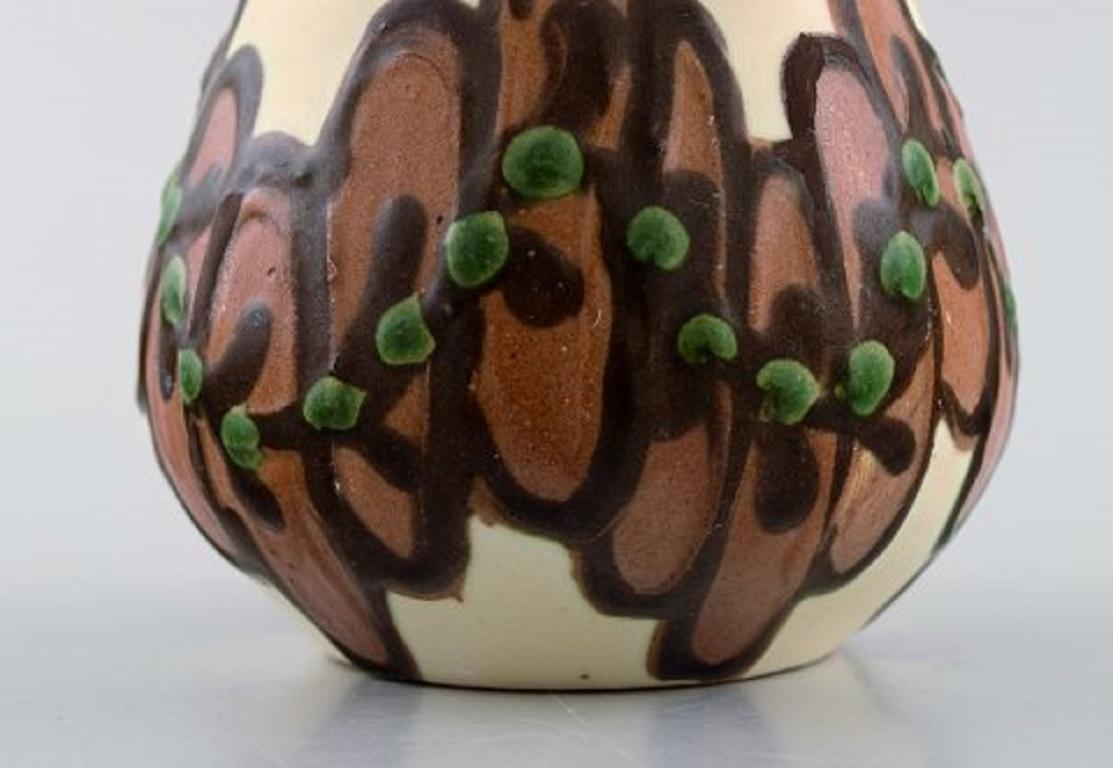 Danois Kähler:: HAK:: Vase en céramique émaillée:: fleurs marron sur base claire:: années 1930-1940 en vente