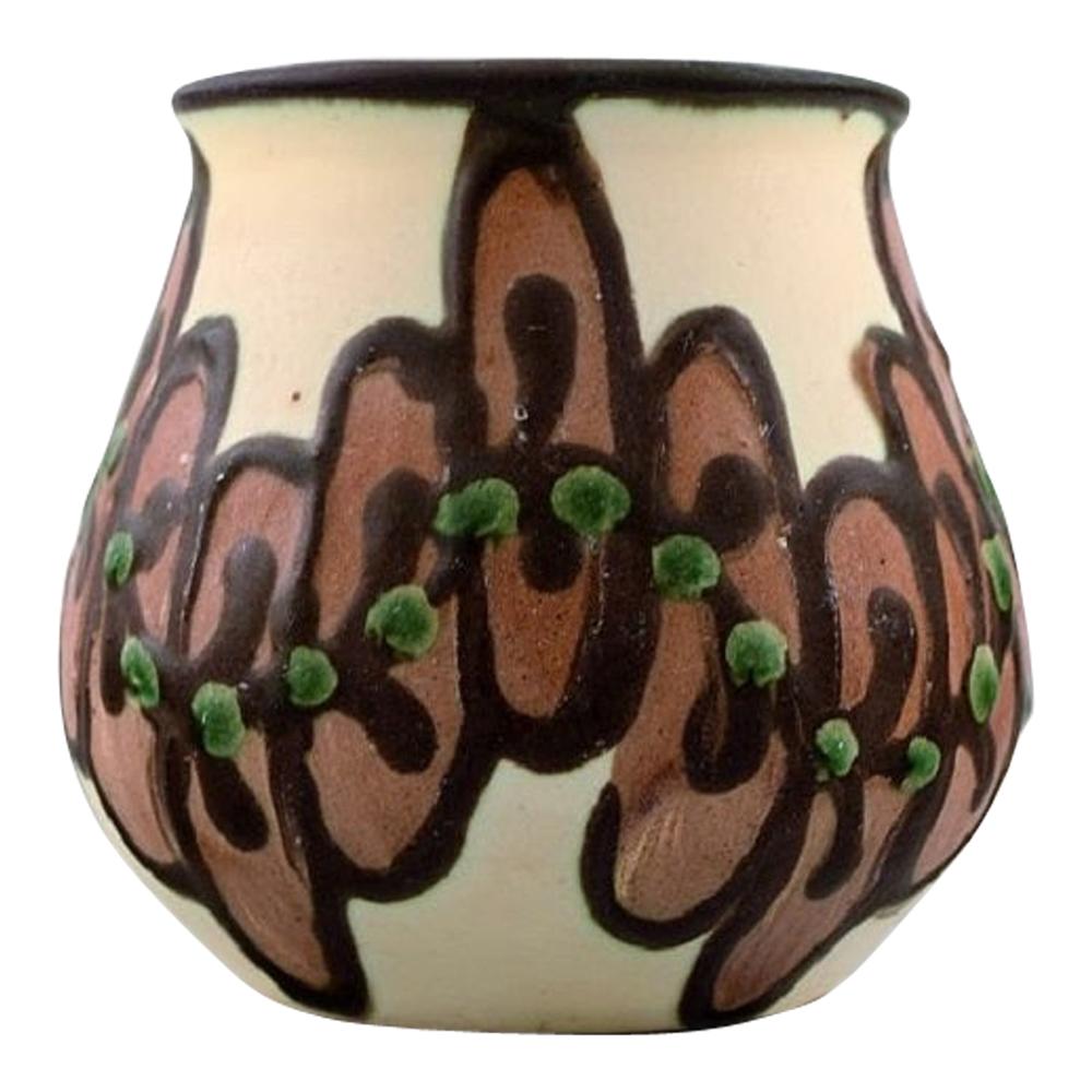 Kähler:: HAK:: Vase aus glasierter Keramik:: kastanienbraune Blumen auf hellem Sockel:: 1930er-1940er Jahre