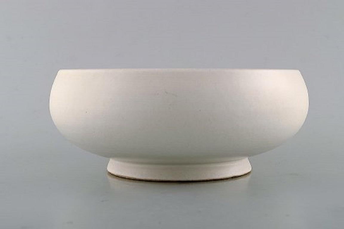 Kähler, HAK. White glazed ceramic bowl in modern design, 1960s-1970s.
Stamped.
Measures: 20.5 x 7.7 cm.
In very good condition.