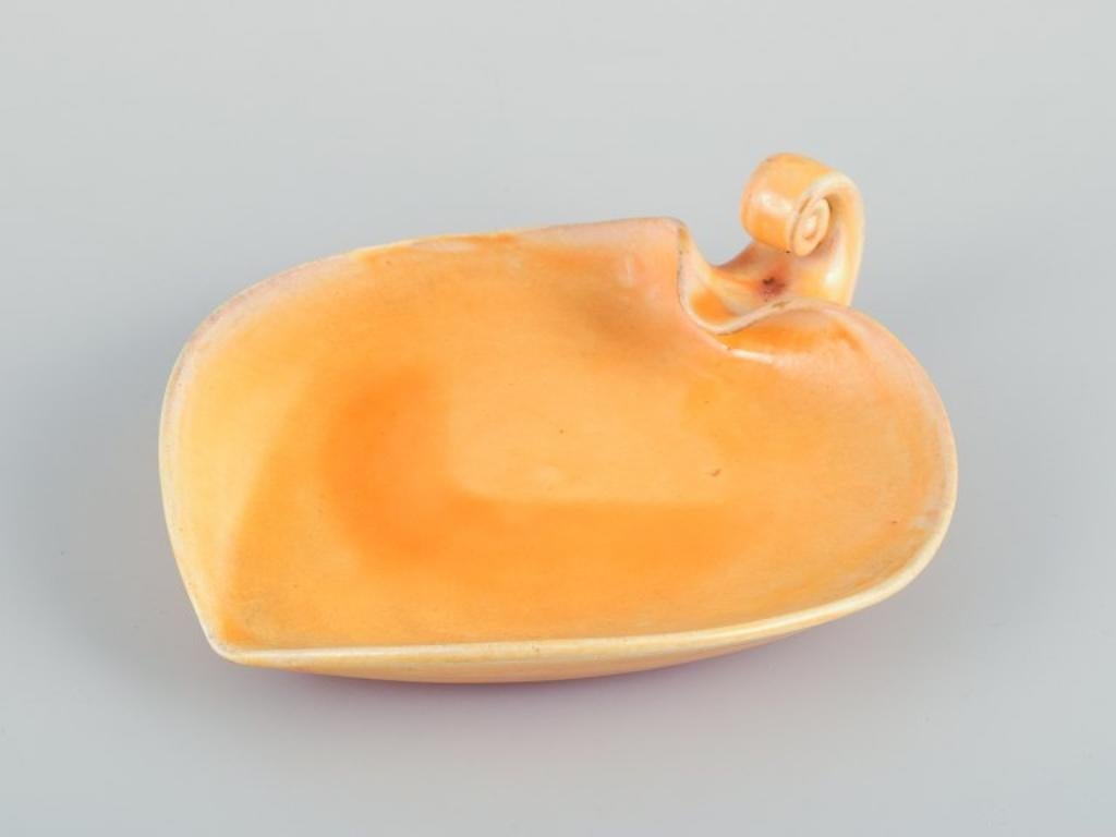 Kähler, Denmark.
A heart-shaped ceramic dish. Uranium glaze.
1930s/1940s.
Marked.
In perfect condition.
Dimensions: W 16.0 cm x H 4.5 cm.