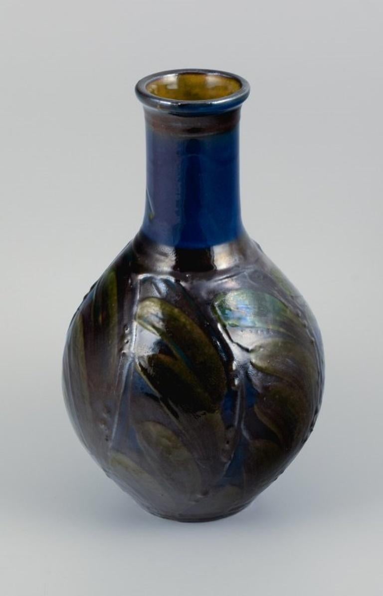 Kähler, grand vase en céramique avec décor floral en technique de la corne de vache.
1930s.
Marqué.
Parfait état.
Dimensions : H 30,0 x P 16,5 cm : H 30,0 x D 16,5 cm.