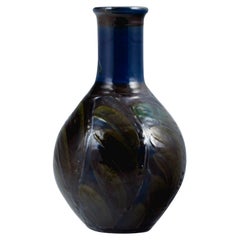 Kähler, grand vase en céramique avec décor floral en technique de la corne de vache. 1930s.
