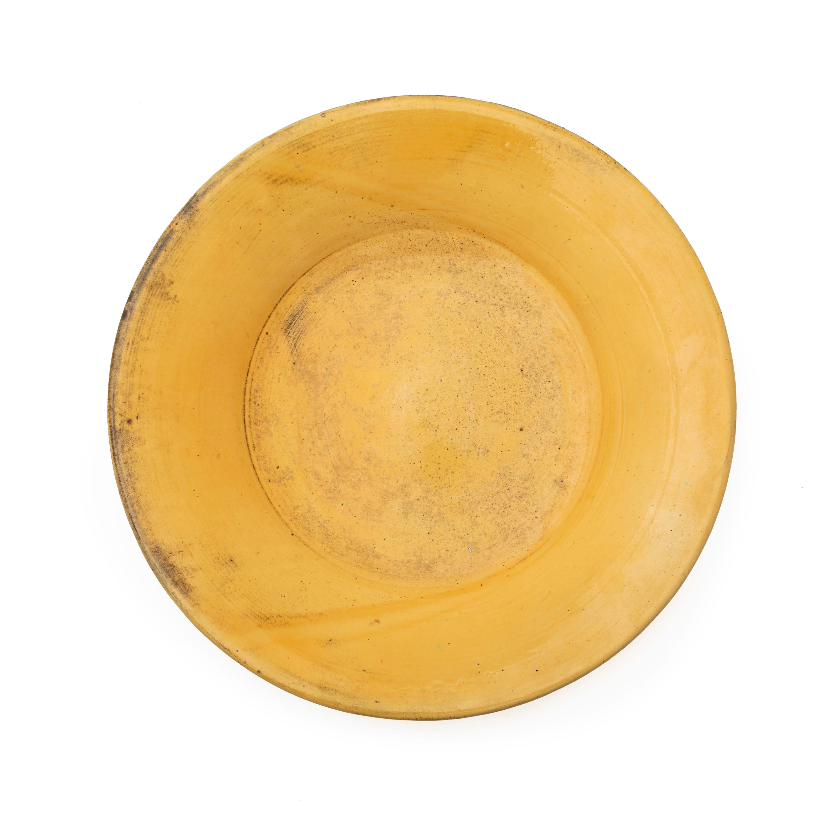 Large bowl / dish in glazed stoneware.
Beautiful yellow uranium glaze. 
Measures: 40.5 x 7 cm. 

Signed HAK.

Denmark 1920-1930s