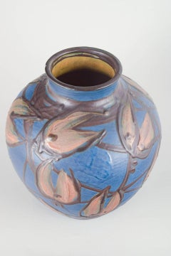 Kähler. Grand vase en grès, à glaçure bleue et décor floral. Années 1930