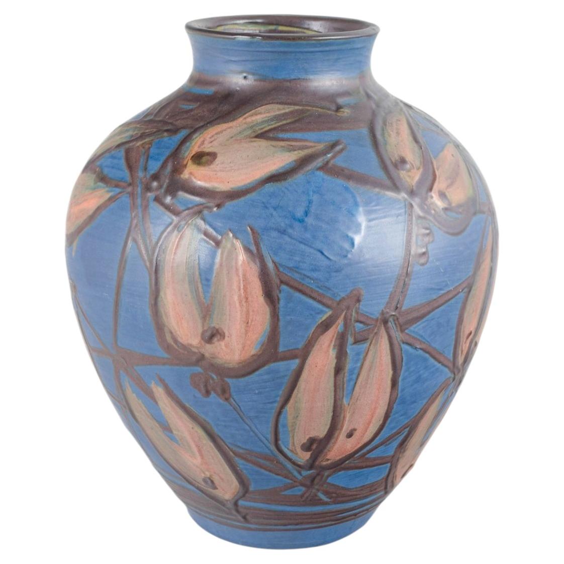 Kähler. Jarrón grande de gres con esmalte azul y decoración floral. Años 30