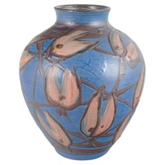 Kähler. Grand vase en grès, à glaçure bleue et décor floral. Années 1930