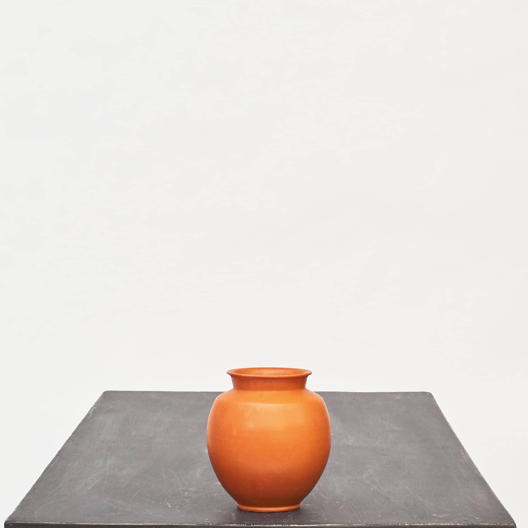 Vase en céramique Kähler avec glaçure orange.
Signé 