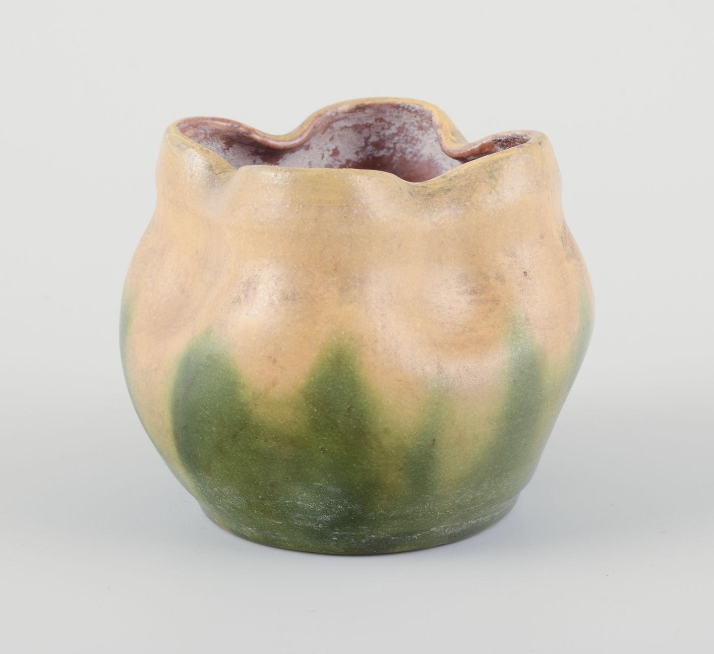 PRE-OWNED GOODS ARE EXEMPT FROM IMPORT TARIFFS FOR U.S., UK, AUSTRALIAN & CANADIAN CUSTOMERS.   
THEREFORE, NO IMPORT TARIFFS WILL BE APPLICABLE TO YOUR PURCHASE. 

Kähler, small ceramic plant pot.
Art Nouveau.
Approximately 1910s.
Glaze in shades
