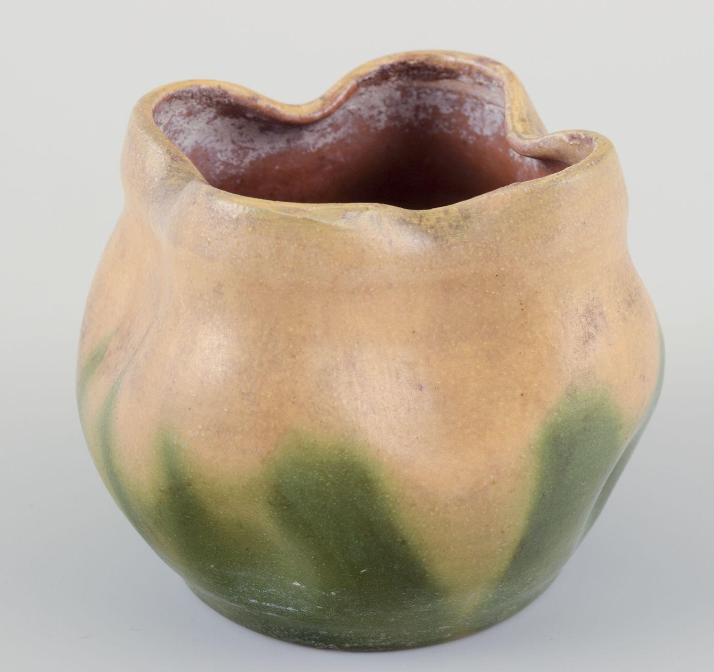 Kähler, small ceramic plant pot. Art Nouveau style. Approx. 1910s. In Excellent Condition For Sale In København, Copenhagen