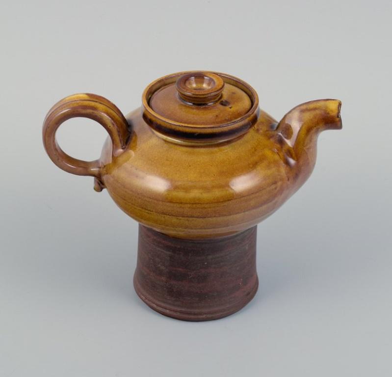 Kähler, small teapot in uranium glaze.
1960s-1970s
Perfect condition.
Marked.
Dimensions: H 12.0 x D 15.5 cm. (including handle and spout).
