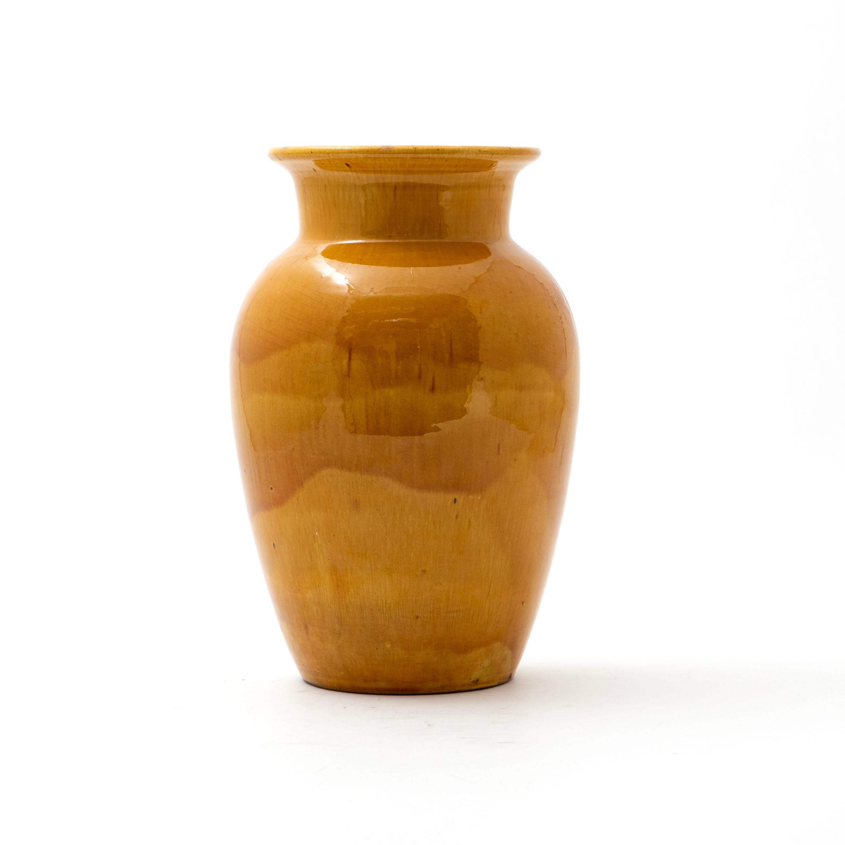 Vase Kähler en grès décoré d'une belle glaçure jaune soleil.
Hauteur : 31 cm.

Le vase porte une touche unique avec une tache plus sombre qui n'est pas un défaut mais qui fait partie du processus d'émaillage.
Non signé